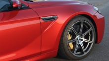 Низкопрофильная резина на ярко-красном BMW M6